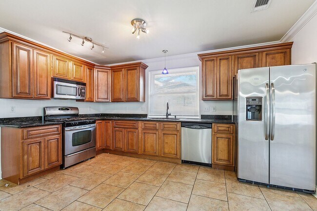 Building Photo - Beautiful Single Family Home off Filmore i...