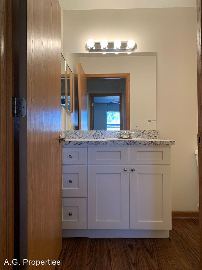 Building Photo - 1 br, 1 bath Apartment - 7959 S.E. Woodvie...