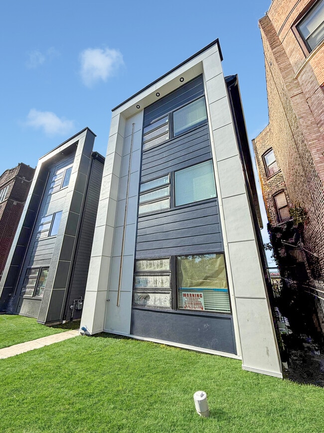 Building Photo - 6218 S King Dr