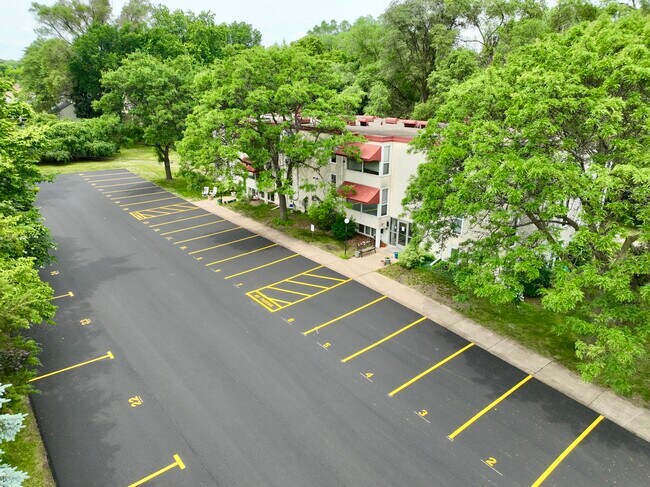 Estacionamiento incluido en el alquiler. - 405 10th Ave N