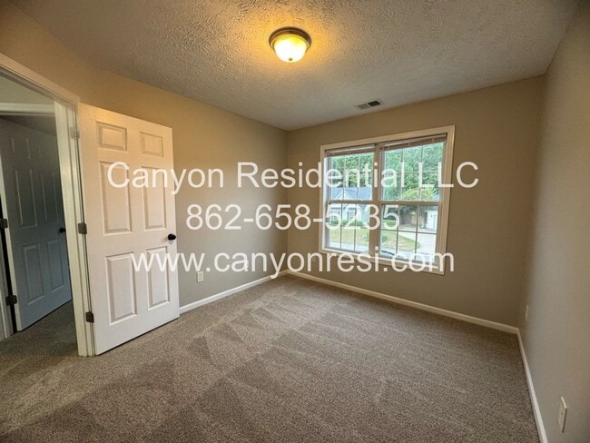 Building Photo - Spacious 3-Bedroom Home for Rent in Raeford
