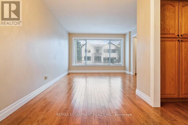 Building Photo - 249 Southview Rd