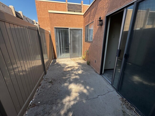 Foto del edificio - Charming 2 bedroom, 1 bath, 1 car garage u...