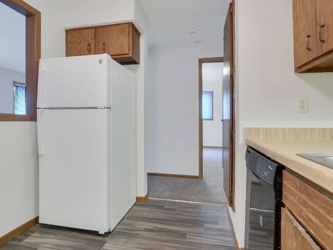 Building Photo - 3 Bedroom Apartment with new flooring and ...