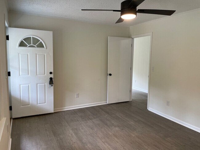 Building Photo - NEWLY RENOVATED 3 BED, 2 BATH BRICK HOME L...