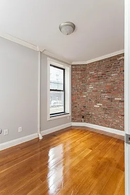 Building Photo - 335 E 18th St