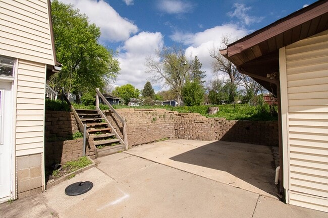 Building Photo - Bright, beautiful home with 3 garage spaces & tons of storage!