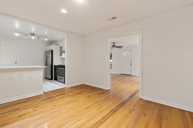 Building Photo - 1909 Bluebonnet Dr