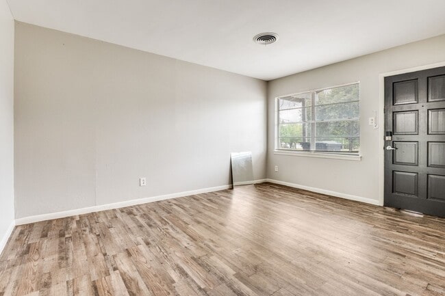 Foto del edificio - 404 Darlene Ln