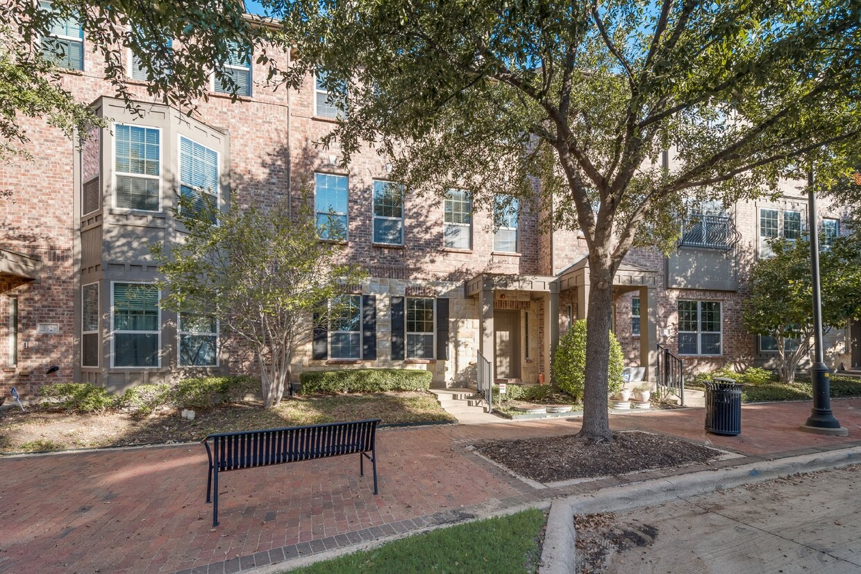 Primary Photo - Charming Townhome in Addison