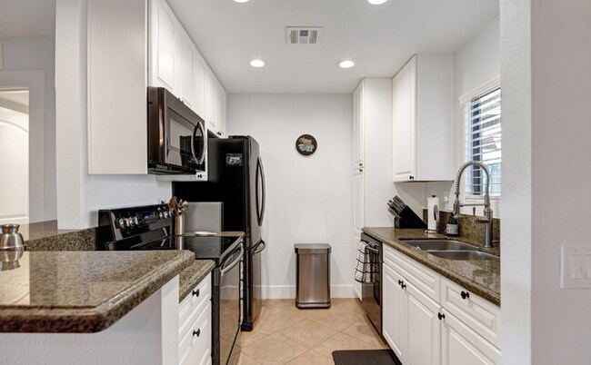 Building Photo - Serene Oasis Condo in Palm Springs