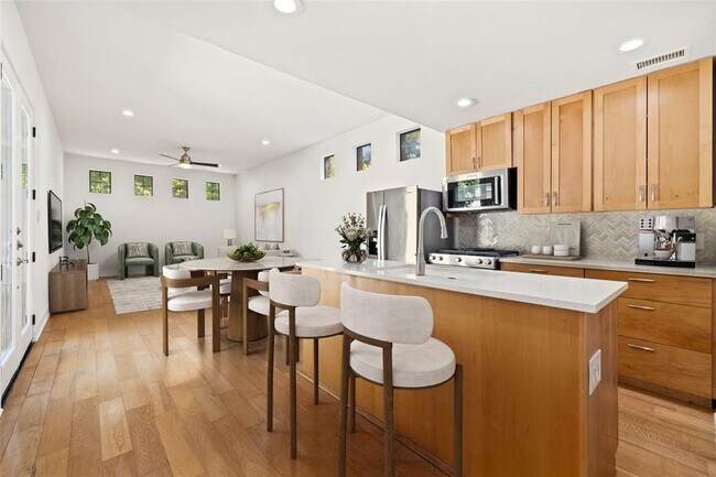 Foto del edificio - 2410 Sharon Ln