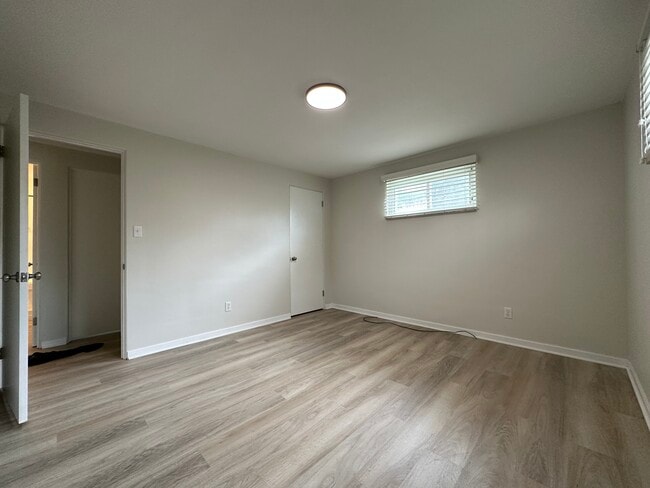 Building Photo - 152 Elmwood Dr