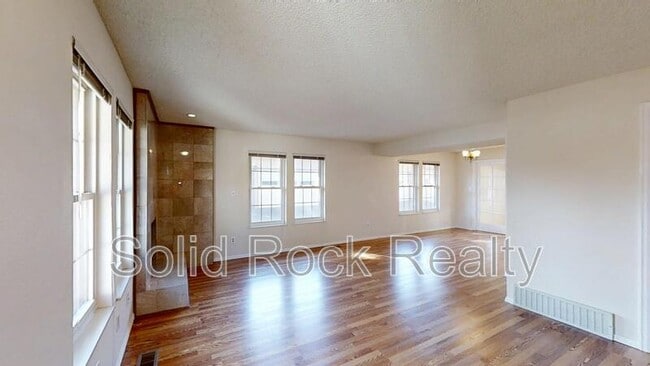 Building Photo - 2033 Sussex Ln