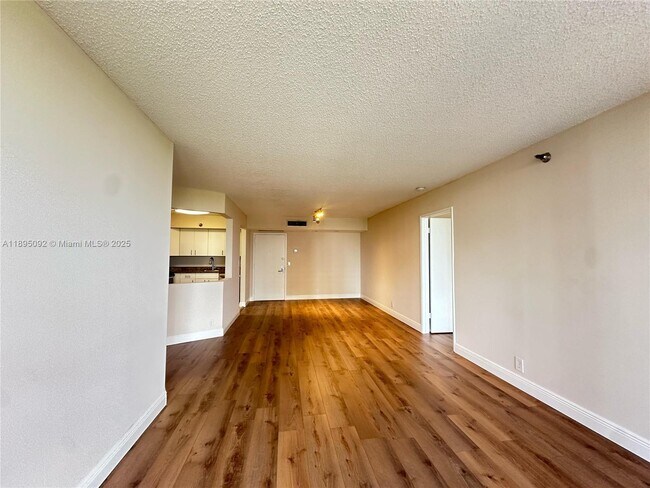 Foto del edificio - 3300 NE 191st St