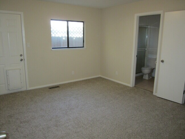 Building Photo - Convenient Location in North Carson City