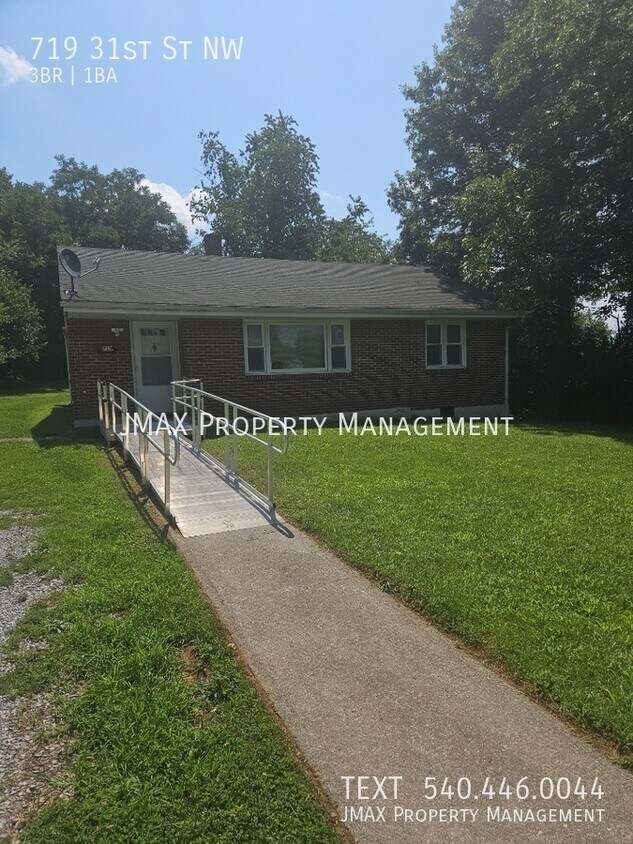 Foto principal - 719 31st St NW
