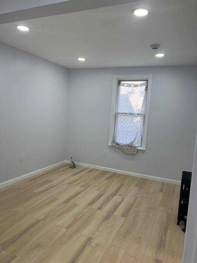 Building Photo - 273 Maple Ave