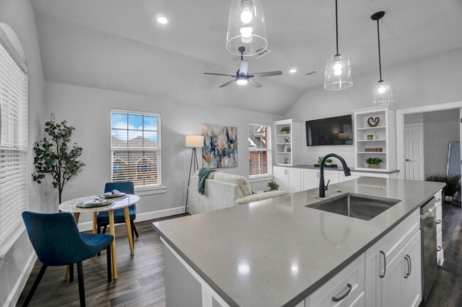 Building Photo - 1201 Apache Lake Dr