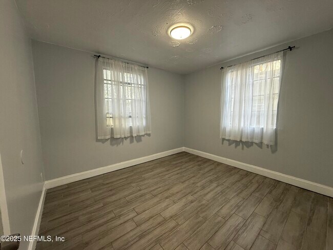 Foto del edificio - 1574 W 14th St