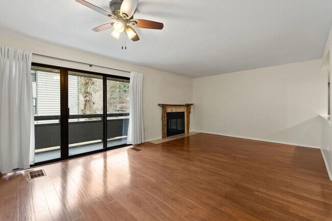 Foto del edificio - 2 Bedroom Condo with Boat Slip in Bigfork