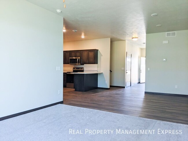 Foto del edificio - 3 Bedroom 2.5 Bathroom Townhome w/ Attached Garage