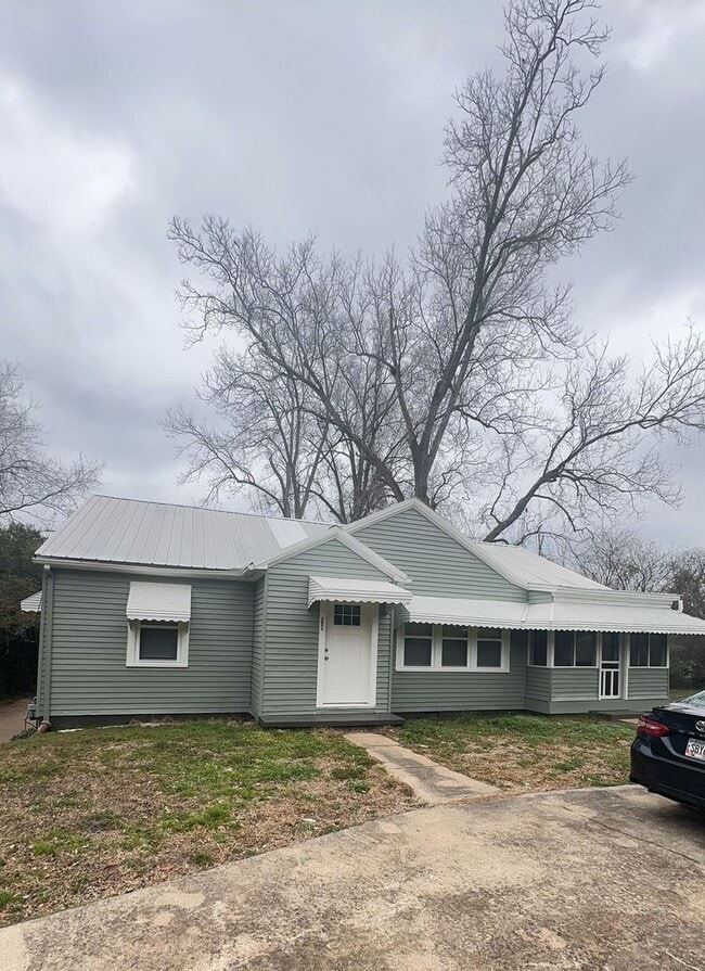 Building Photo - 505 E 5th St