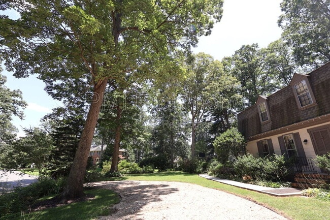 Building Photo - 1735 Robindale Rd