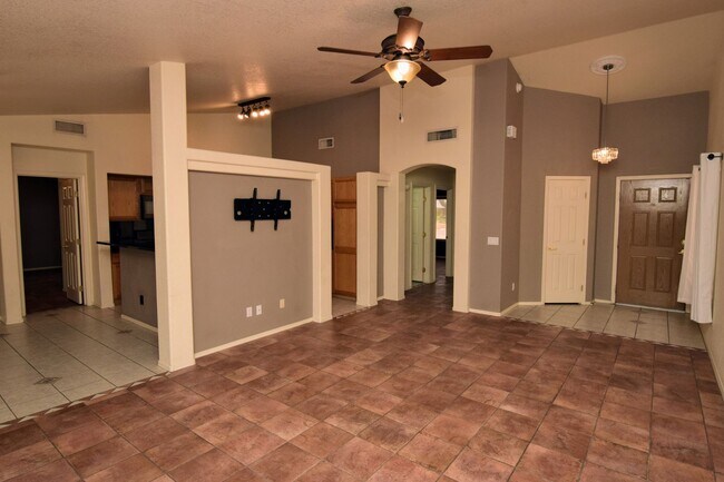 Foto del edificio - Bright & Open SE Tucson 3 Bed 2 Bath with ...