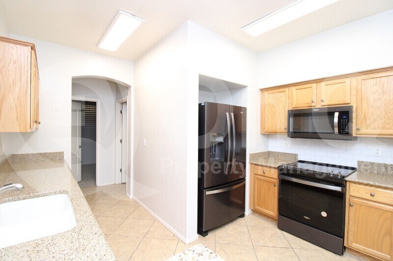 Primary Photo - 870 E Devon Rd