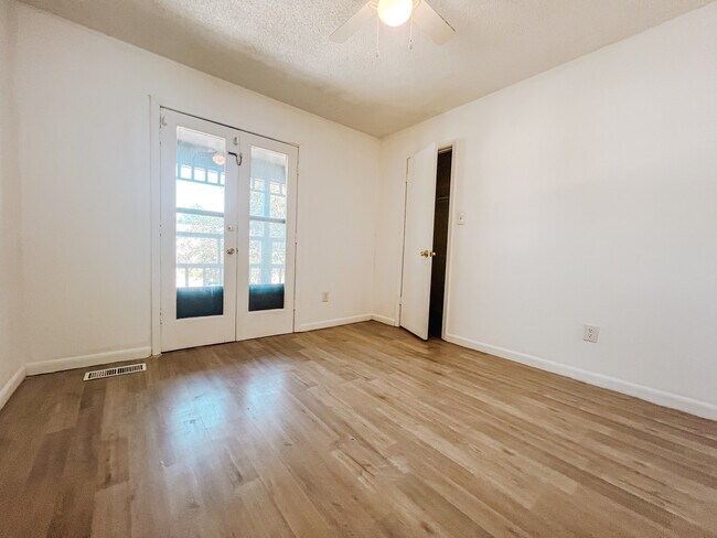 Foto del edificio - 1815 Cedar Heights Dr