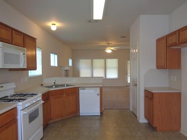 Building Photo - 205 Maple Ln