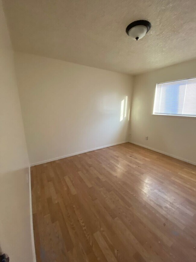 Foto del edificio - 211 W Camron Ave