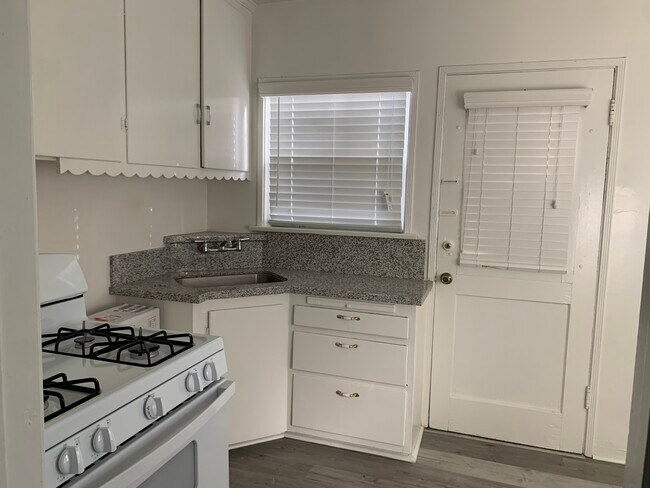 Kitchen - 3960 Crenshaw Blvd