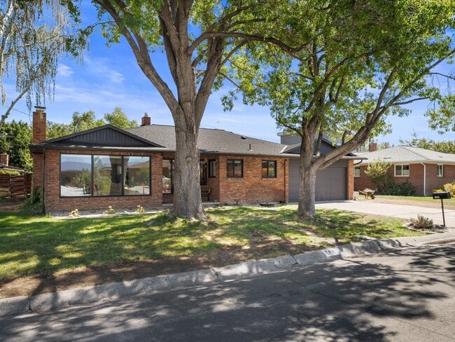 Building Photo - Dream Home