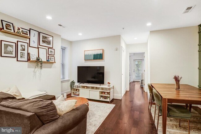 Foto del edificio - 3937 Davis Pl NW