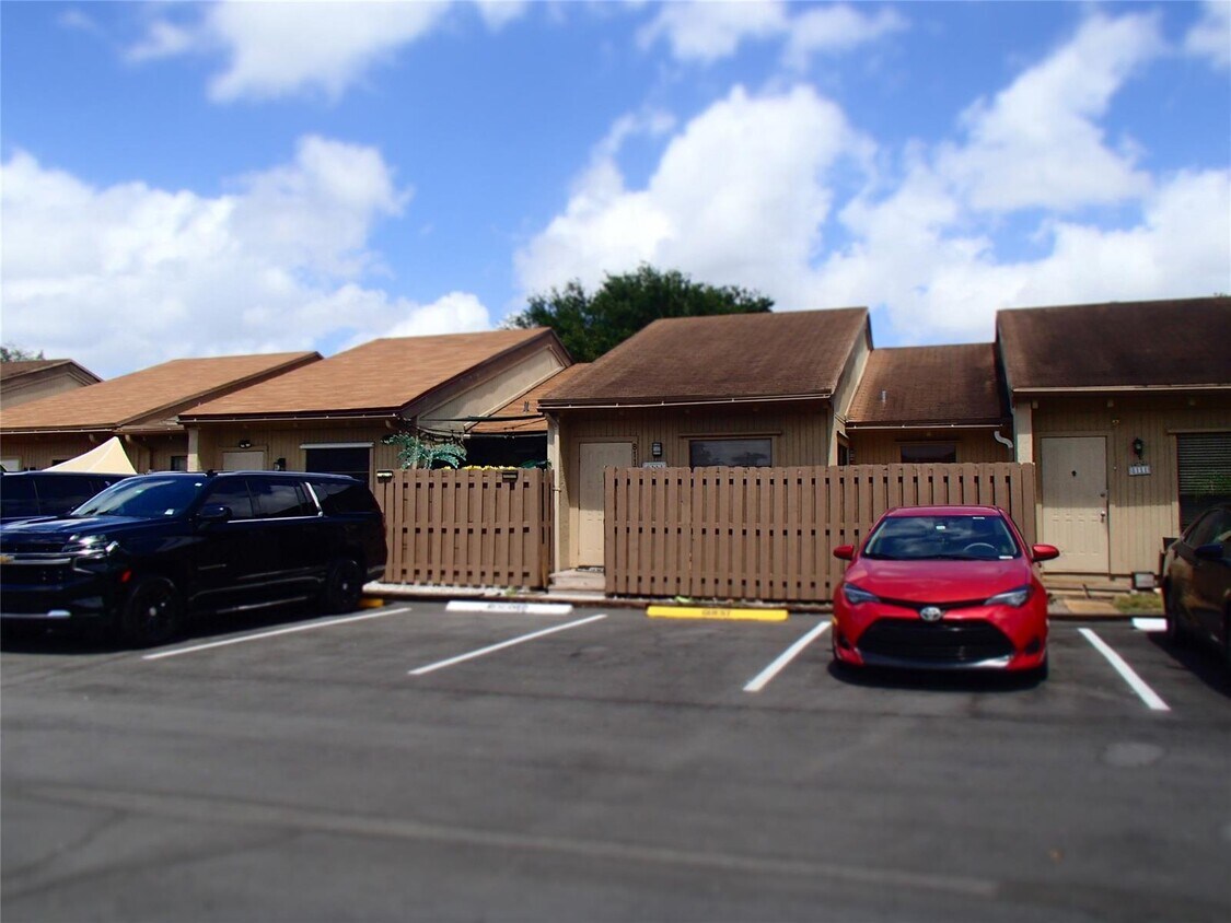 Foto principal - 8113 SW 24th St