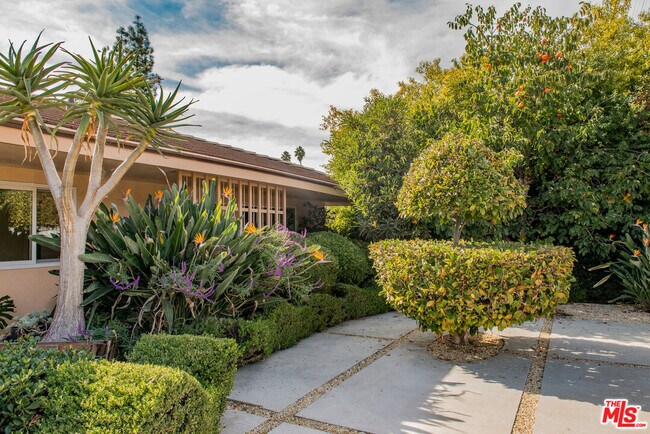 Foto del edificio - 13104 Magnolia Blvd