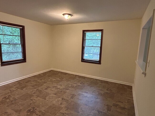 Foto del edificio - MORE PICTURES TO COME! Brick Ranch on Unfi...