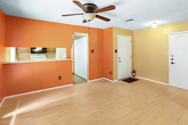 Building Photo - Charming 2-Bedroom Home in Kirby, Texas: Y...