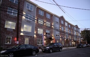 Building Photo - 437 Mulberry St