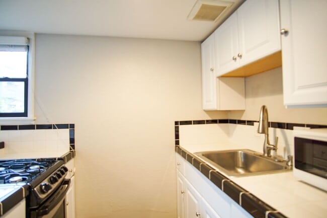 Building Photo - Adorable & Cozy NW 1 Bdr w/Fireplace + Hardwoods!