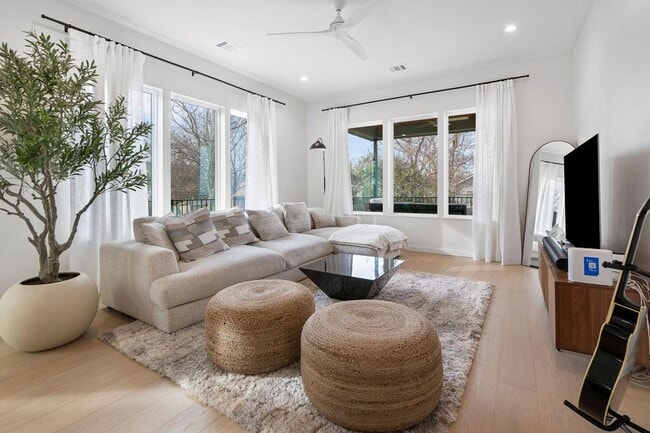 Building Photo - 2912 E 13th St