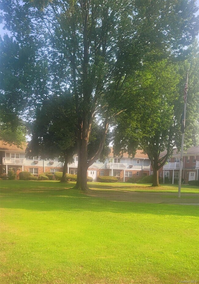 Foto del edificio - 115-15 Hemlock Dr