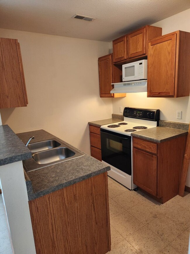 Foto del edificio - 3206 Elm Grove Dr