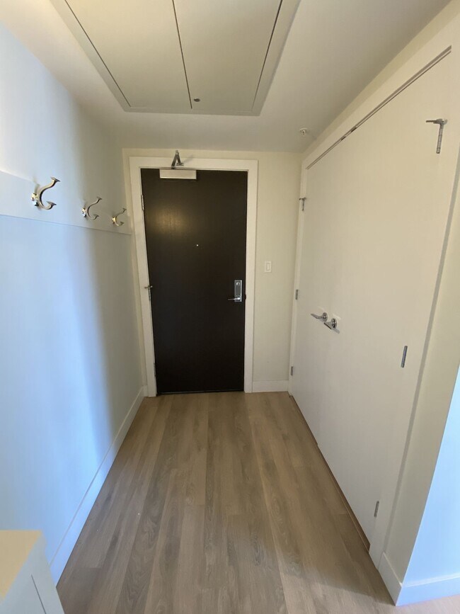 Building Photo - Spacious 2-Bedroom Condo-Stunning City and Mountain Views-Tandem Parking (IP090)