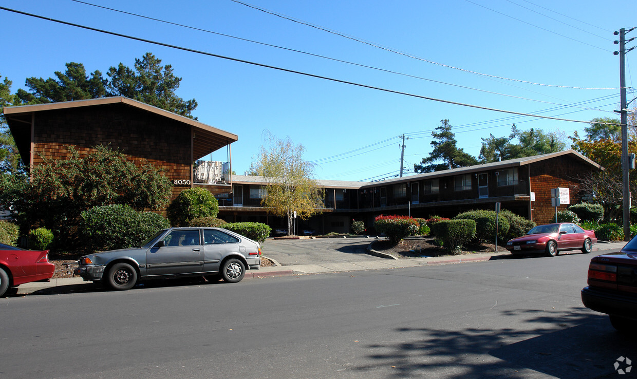 Primary Photo - Beverly Apartments