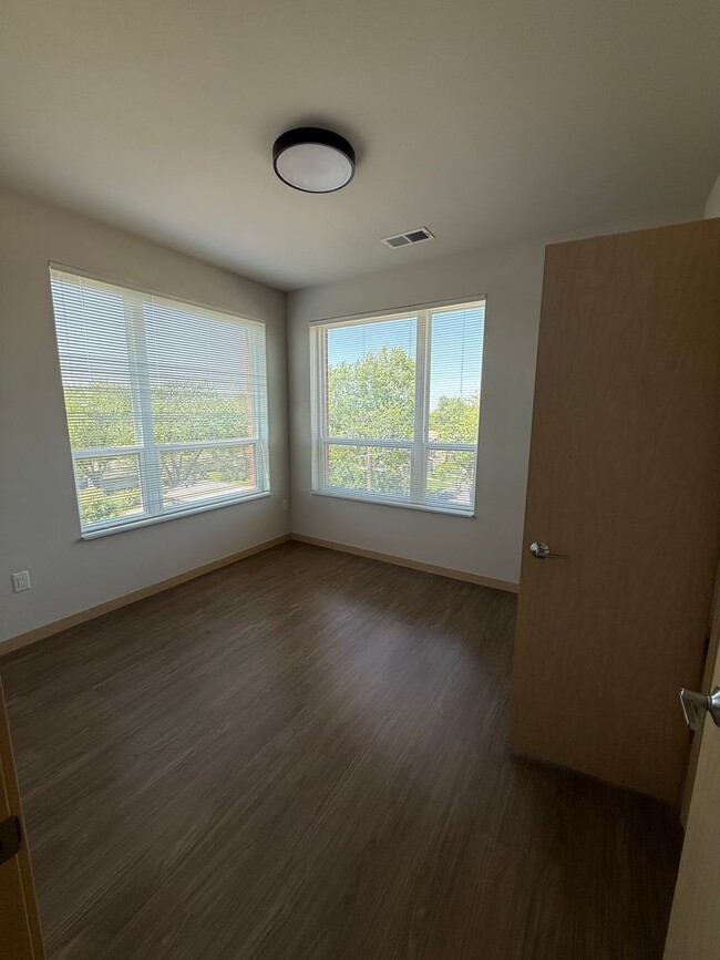 Interior Photo - Mira