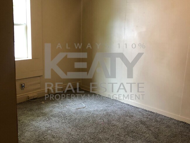 Building Photo - 3 Bedroom, 1 Bathroom House is Available Now!