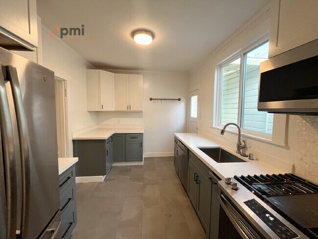 Foto del edificio - Charming 2br, 1ba Apartment in Lower Pacific Heights w/ Downtown Views